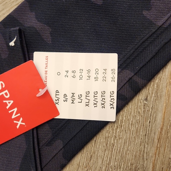 NWT SPANX LOOK AT ME CAMO LEGGINGS - Picture 7 of 8